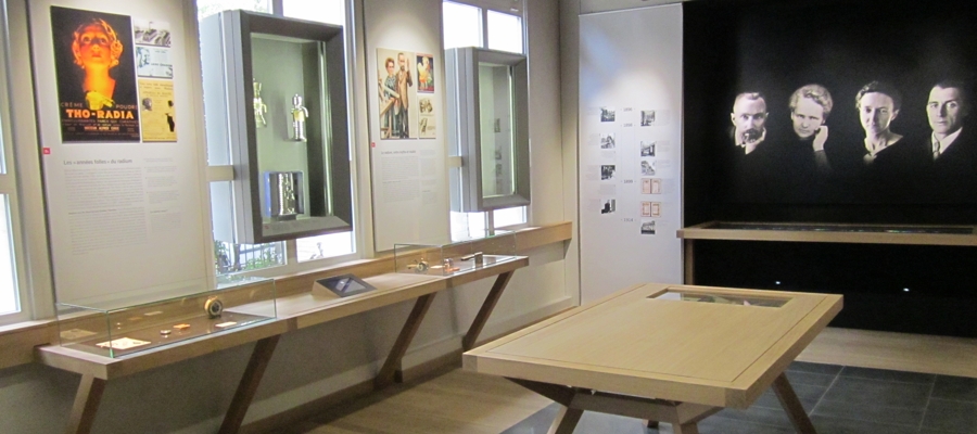 Musée Curie — vue générale des vitrines écrins éclairées par des barrettes LED